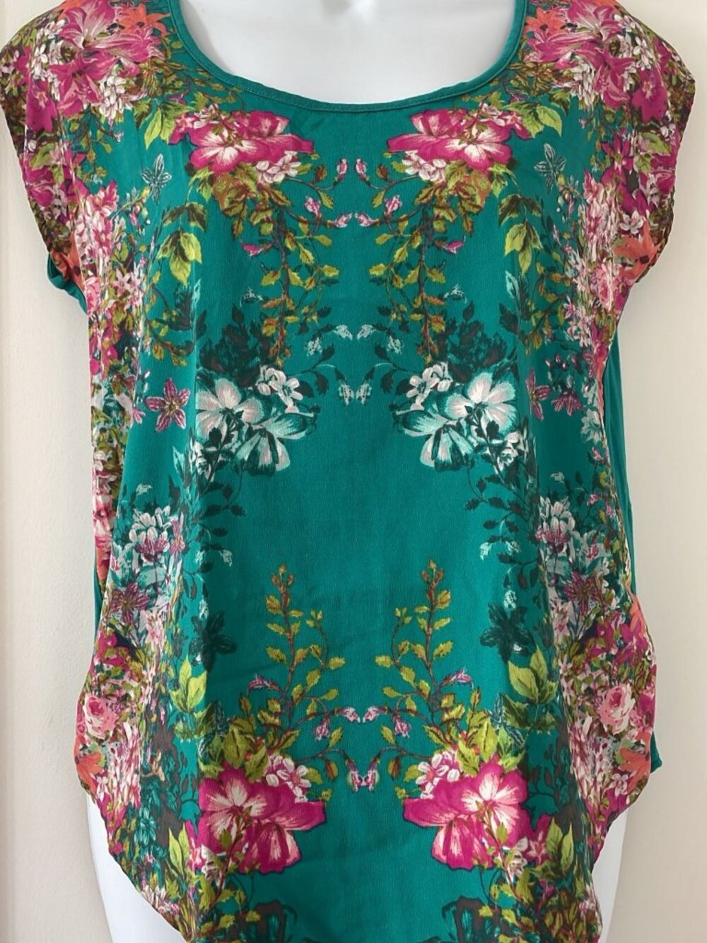 Hardly Worn LC Lauren Conrad Green Floral Shirt w triple keyhole back detail XS